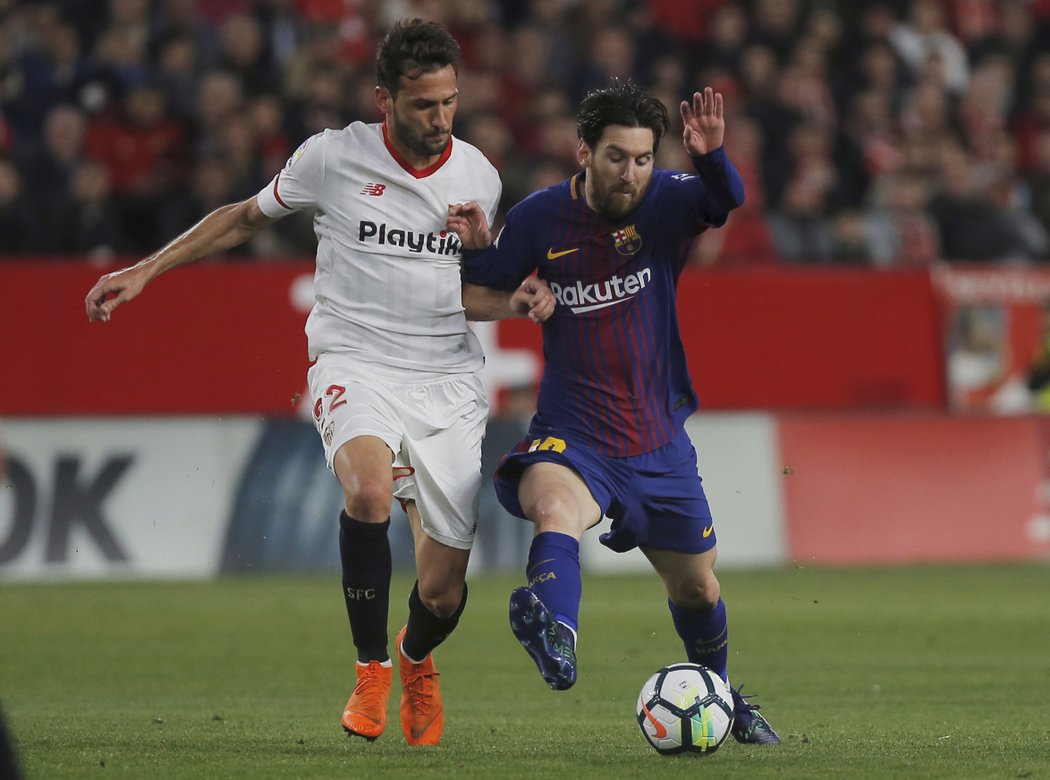 Lionel Messi hledá cestu k brance soupeře