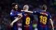 Radost hvězd Barcelony - Messi, Iniesta a Alba slaví jednu z branek ve finále Španělského poháru proti Seville