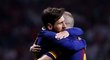 Objetí hvězd Barcelony. Andrés Iniesta spolu s Lionelem Messim během finále Španělského poháru