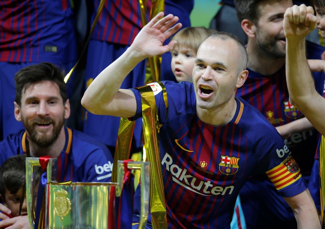 Andrés Iniesta slaví se spoluhráči z Barcelony zisk Španělského poháru