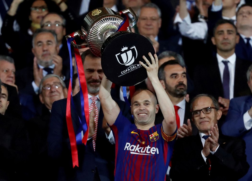 Kapitán Barcelony Andrés Iniesta převzal pohár pro vítěze Španělského poháru