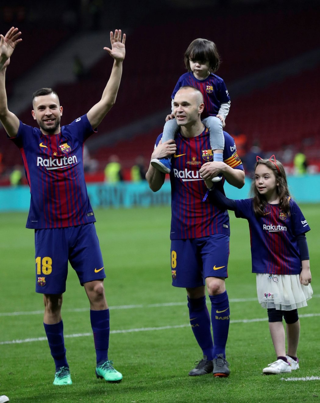 Legendární záložník Andrés Iniesta slaví spolu s dětmi možná poslední trofej za Barcelonu, zisk Španělského poháru