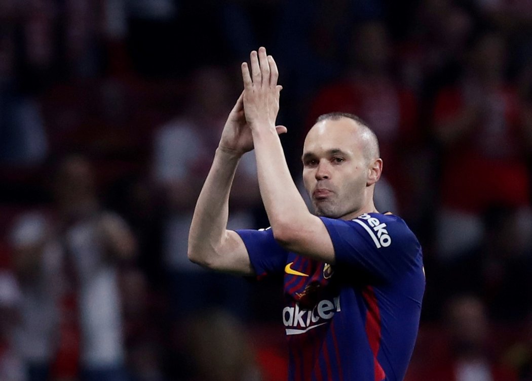 Dojatý kapitán Barcelony Andrés Iniesta děkuje fanouškům při vystřídání na konci finále Španělského poháru