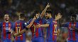 Fotbalisté Barcelony se radují z gólu do sítě Sevilly v domácím Super Cupu