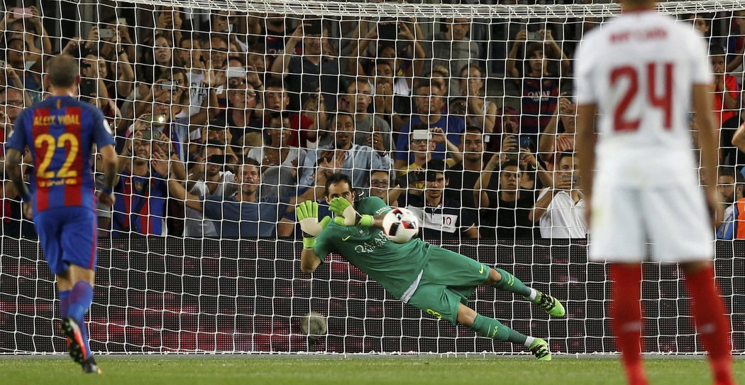 Brankář Barcelony Claudio Bravo právě lapil Seville pokutový kop