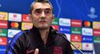 Trenér Barcelony Ernesto Valverde na tiskové konferenci před zápasem základní skupiny Ligy mistrů se Slavií