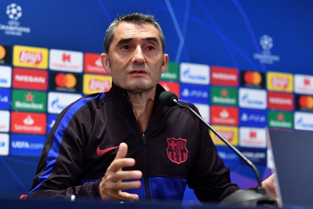 Trenér Barcelony Ernesto Valverde na tiskové konferenci před zápasem základní skupiny Ligy mistrů se Slavií