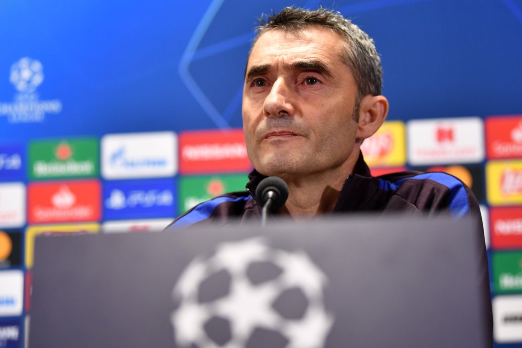 Trenér Barcelony Ernesto Valverde na tiskové konferenci před zápasem základní skupiny Ligy mistrů se Slavií