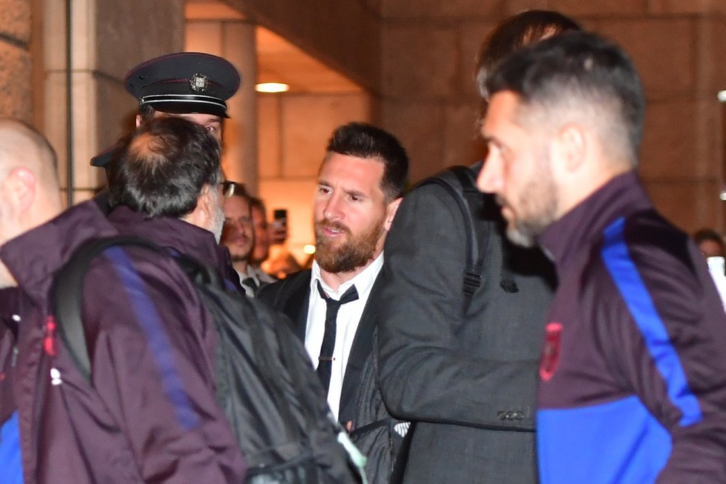 Hvězda Barcelony Lionel Messi dorazila s klubem do pražského hotelu Four Seasons před zápasem Ligy mistrů proti Slavii