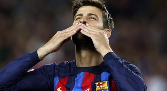 Piqué se s kariérou rozloučil výhrou, Barcelona vede španělskou ligu