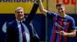 Prezident Barcelony Joan Laporta a Robert Lewandowski během přivítání na Camp Nou