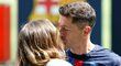 Nová posila Barcelony Robert Lewandowski líbá svou manželku Annu po přivítání na Camp Nou