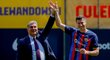 Prezident Barcelony Joan Laporta a Robert Lewandowski během přivítání na Camp Nou