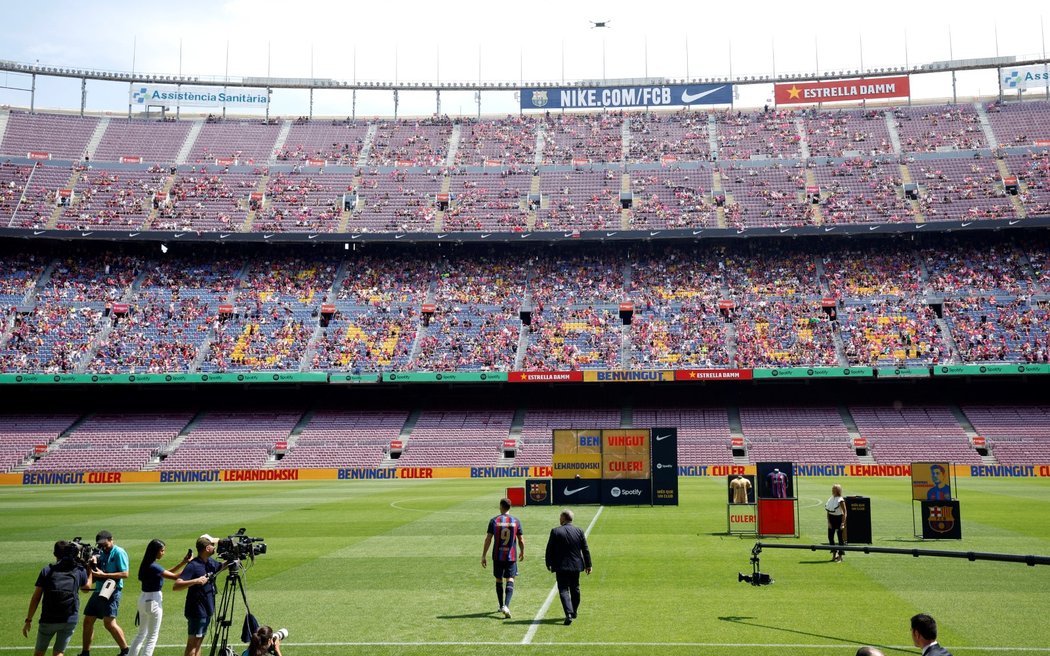 Přivítání polského útočníka Roberta Lewandowského na Camp Nou po přestupu do Barcelony