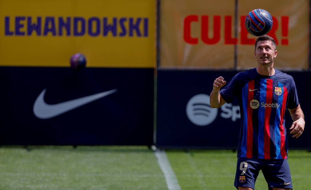 Přivítání polského útočníka Roberta Lewandowského na Camp Nou po přestupu do Barcelony