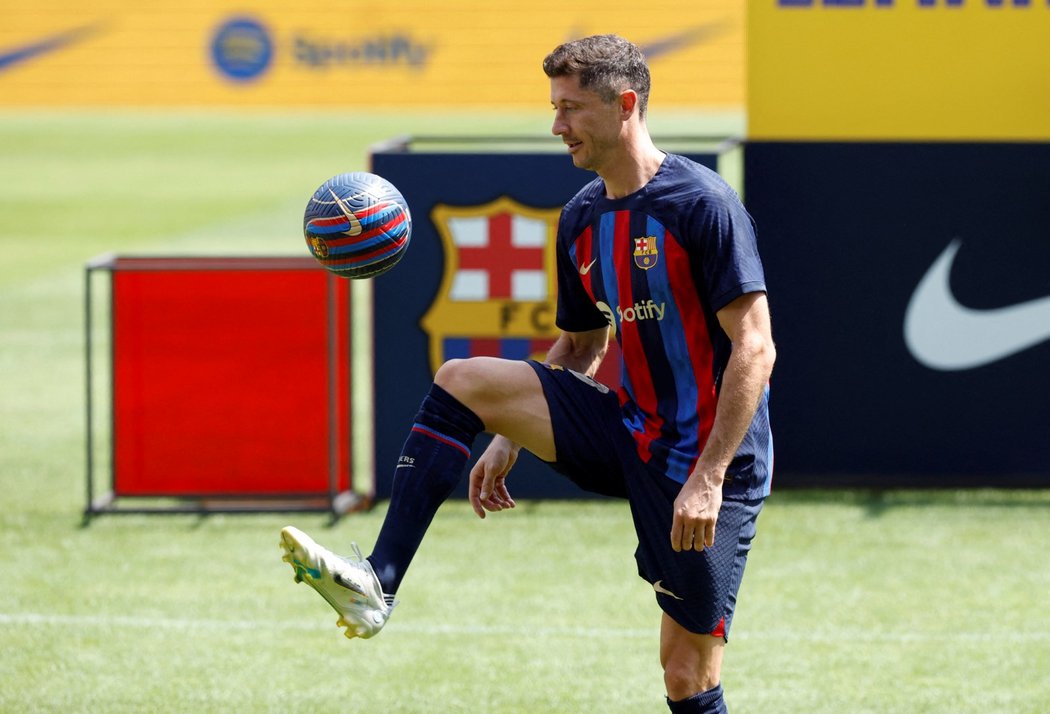 Přivítání polského útočníka Roberta Lewandowského na Camp Nou po přestupu do Barcelony