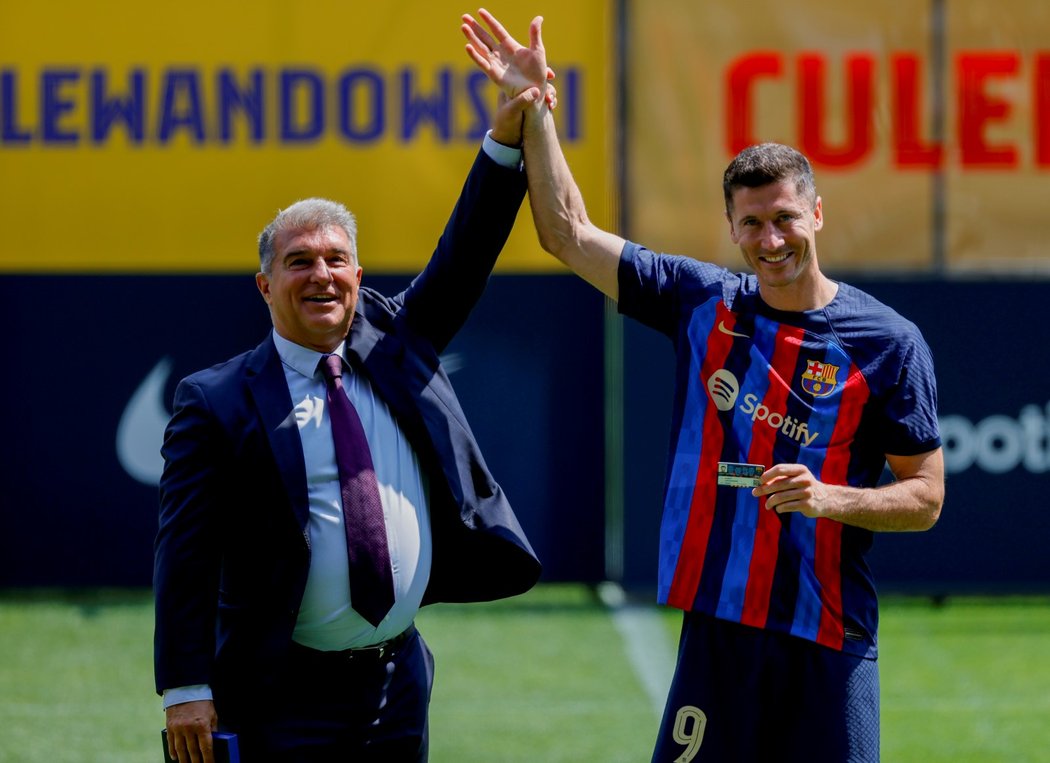 Prezident Barcelony Joan Laporta a Robert Lewandowski během přivítání na Camp Nou