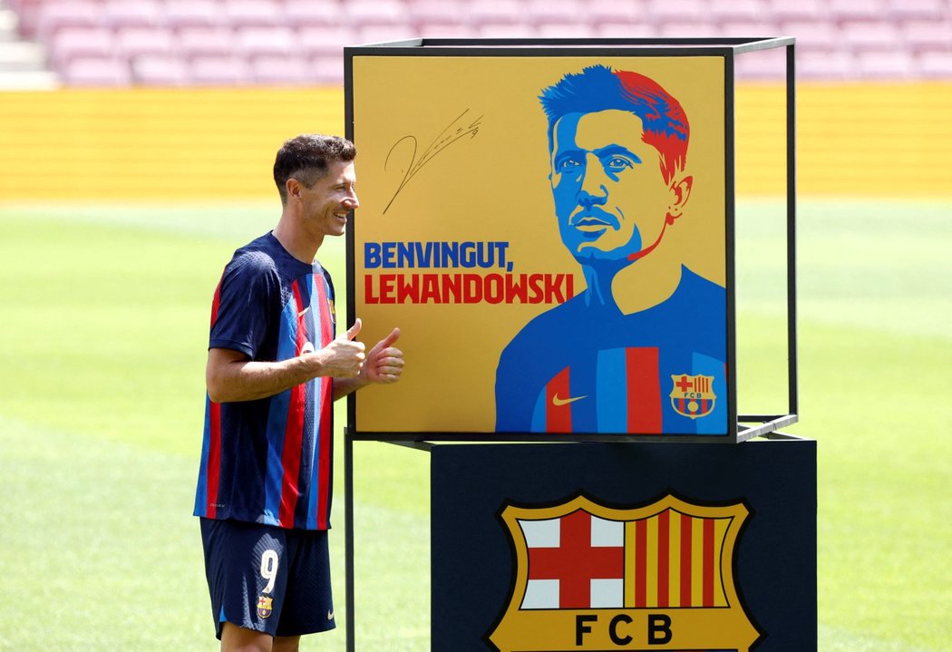 Přivítání polského útočníka Roberta Lewandowského na Camp Nou po přestupu do Barcelony