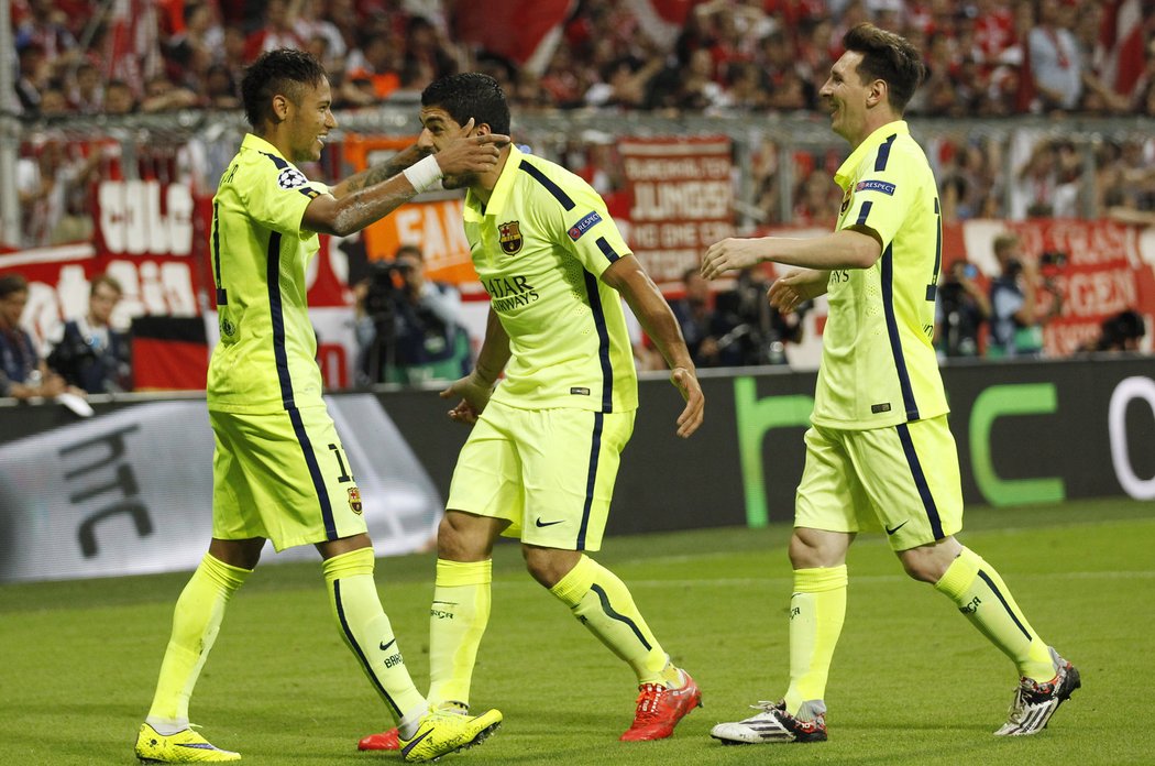 Barcelonské hvězdy  Neymar, Suárez a Messi slaví gól do sítě Bayernu v odvetě semifinále Ligy mistrů