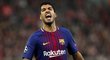 Zklamaný útočník Luis Suárez během utkání Barcelony s Olympiakosem