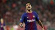 Zklamaný útočník Luis Suárez během utkání Barcelony s Olympiakosem