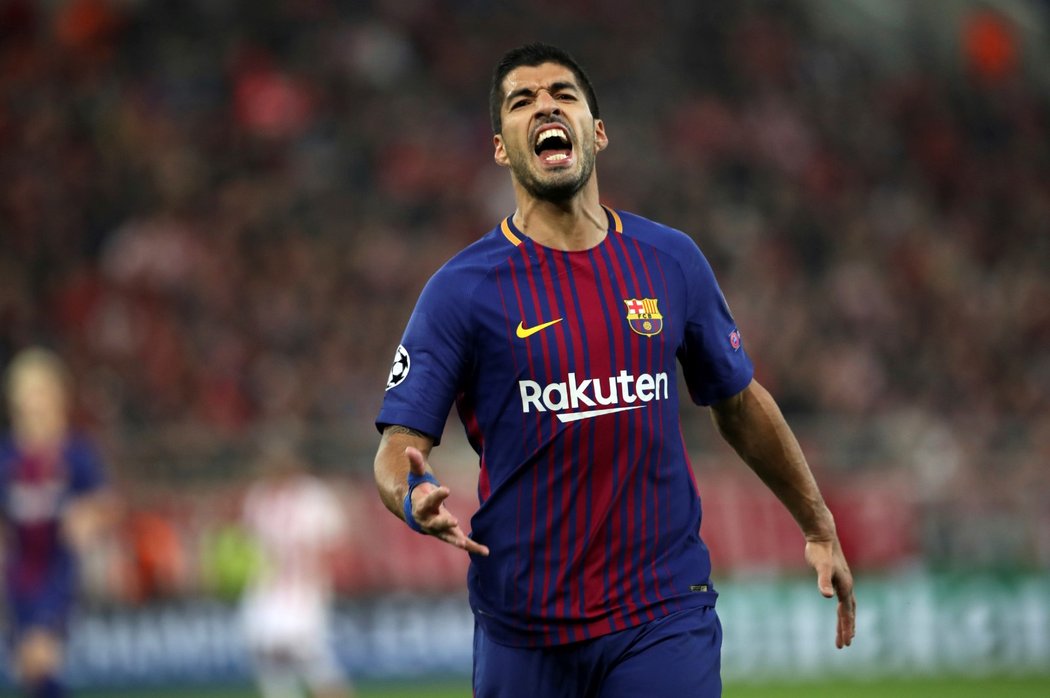 Zklamaný útočník Luis Suárez během utkání Barcelony s Olympiakosem