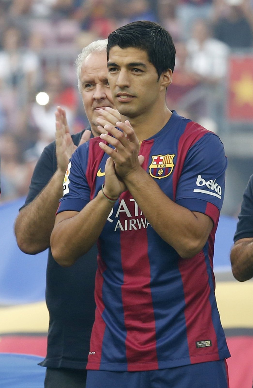 Barcelona mohla konečně představit novou posilu. Arbitráž CAS zmírnila trest Luisi Suárezovi, kterému dovolila s katalánským celkem trénovat a hrát přáteláky. Proti Leonu nastoupil na poslední čtvrthodinu zápasu a oslavil výhru 6:0.