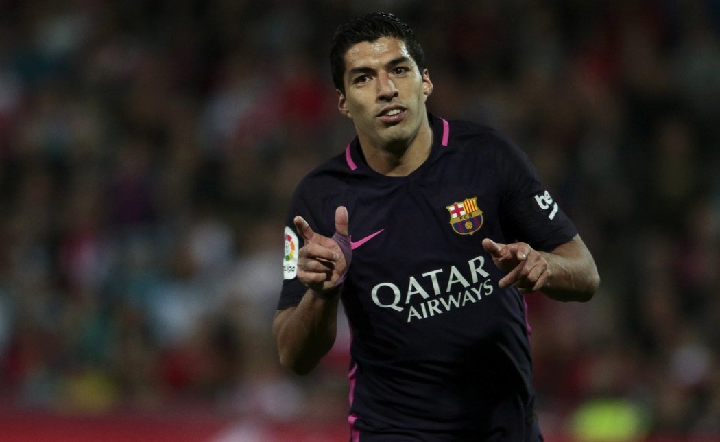 Útočník Barcelony Luis Suárez po gólu do sítě Granady