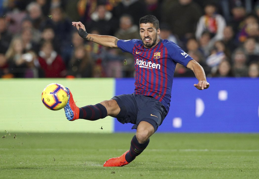 Luis Suárez střílí svůj první gól v utkání s Eibarem