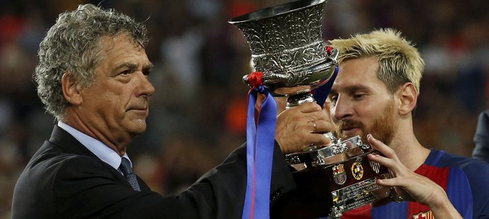 Lionel Messi s vítěznou trofejí. Barcelona získala Superpohár poprvé od roku 2013