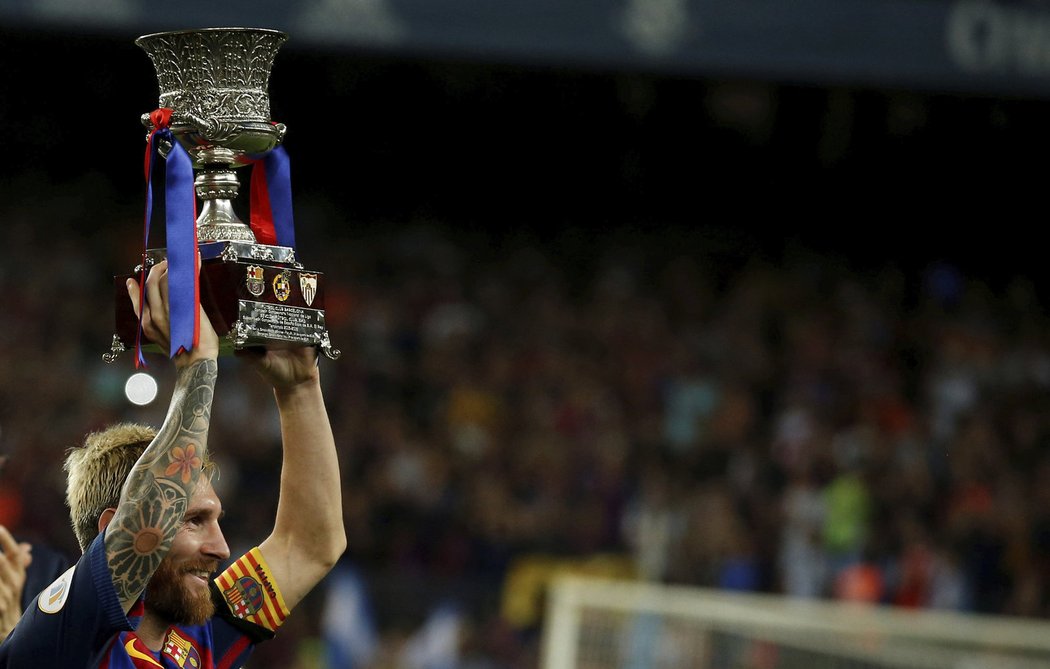 Lionel Messi se těší z trofeje pro vítěze španělského Super Cupu