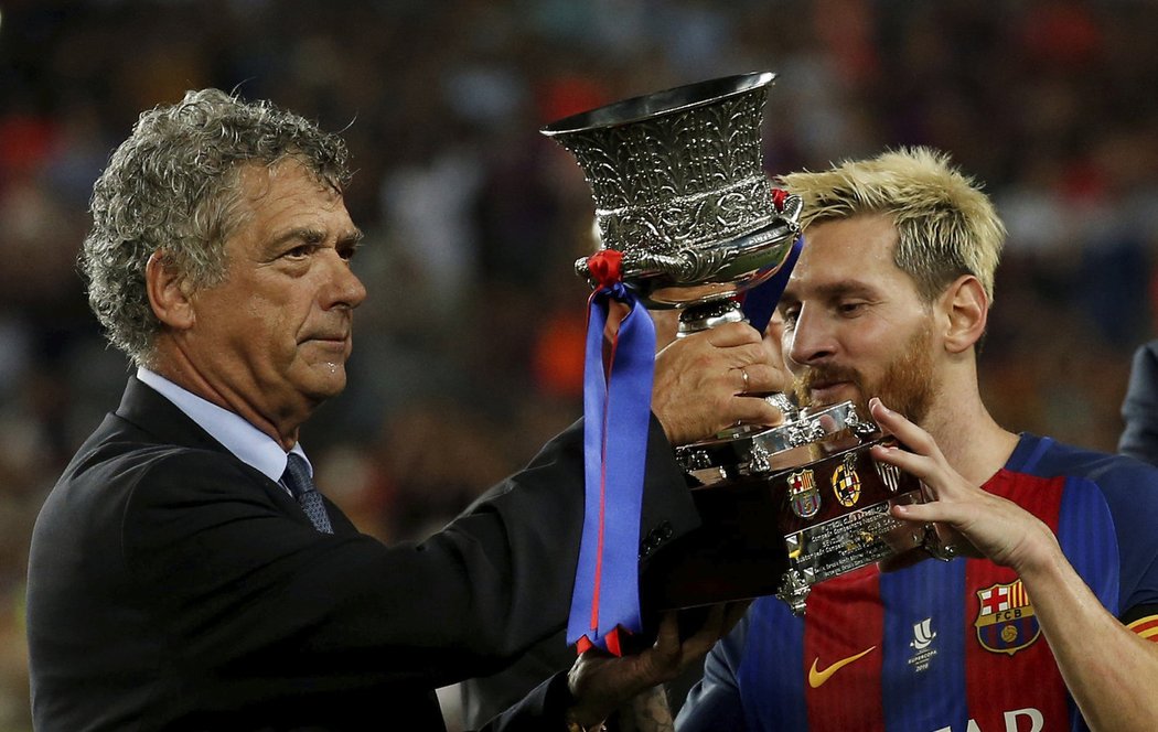 Lionel Messi s vítěznou trofejí. Barcelona získala Superpohár poprvé od roku 2013