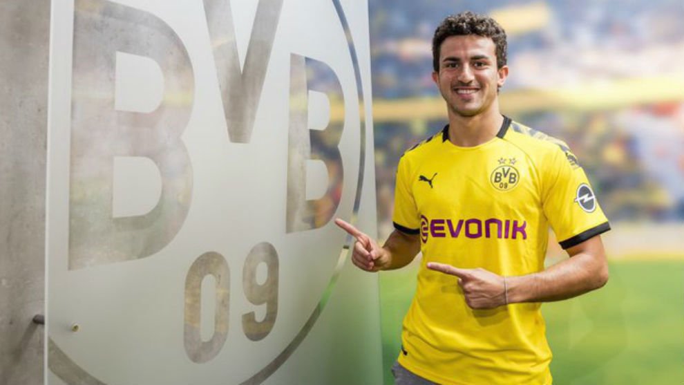 Mateu Morey, talent z Barcelony, pózuje po přestupu do Borussie Dortmund