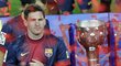 Lionel Messi s mistrovským pohárem pro nejlepší tým španělské ligy