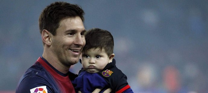 Lionel Messi se synem Thiagem během mistrovských oslav Barcelony