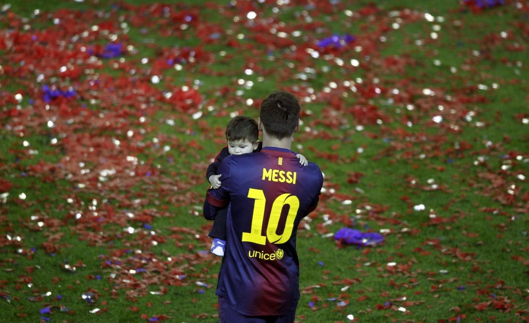 Messi vzal na oslavy mistrovského titulu i syna Thiaga