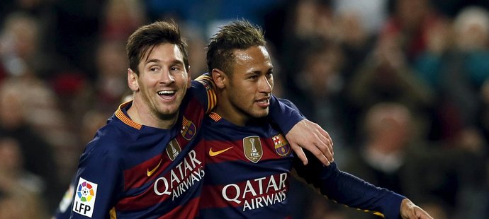 Útočníci Barcelony Lionel Messi a Neymar se radují po gólu