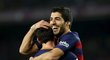 Hvězdy Barcelony Luis Suárez a Lionel Messi slaví branku do sítě Valencie