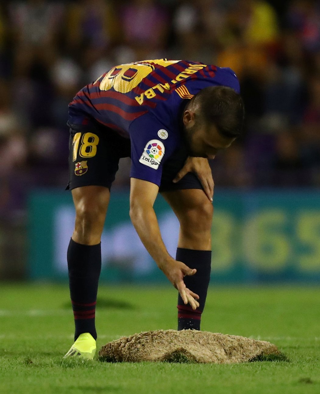 Jordi Alba spravuje vytržený kus trávníku
