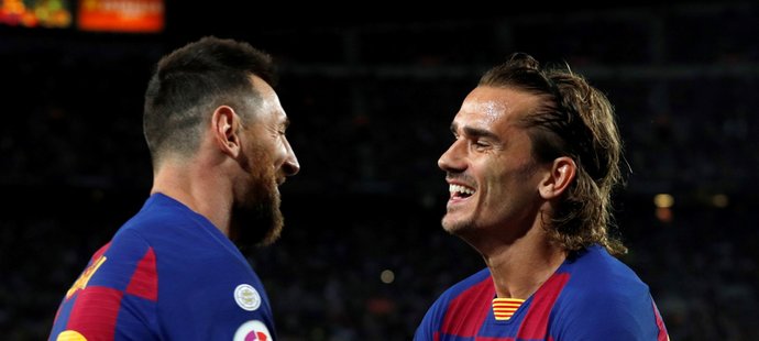 Antoine Griezmann (vpravo) oslavuje společně s Lionelem Messim svůj gól do sítě Villarrealu