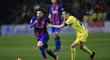 Lionel Messi se v utkání s Villarrealem snaží uniknout domácímu kapitánovi Bruno Sorianovi