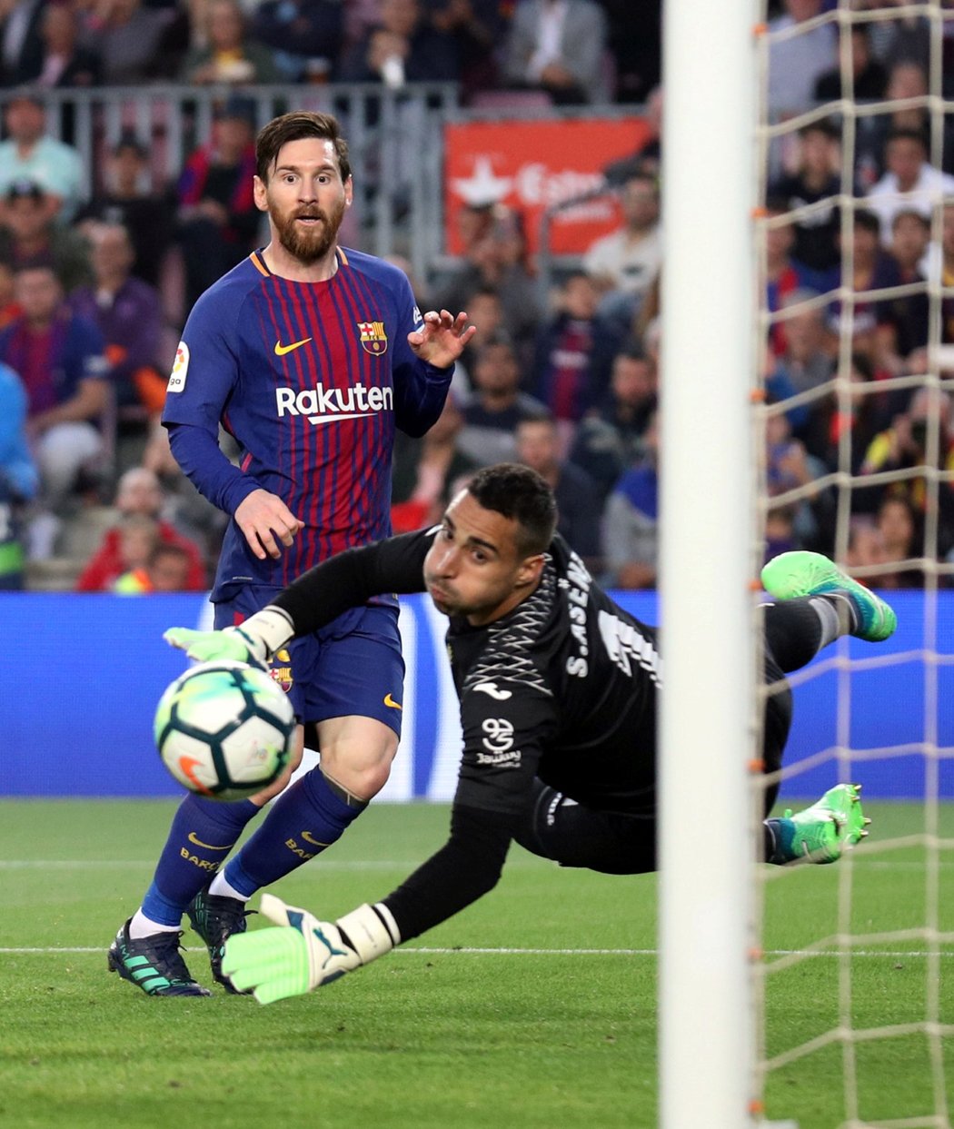 Messi střílí v pořadí třetí gól do sítě Villarrealu