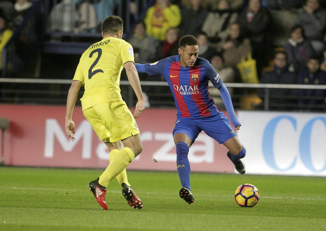 Brazilský útočník Neymar se snaží odcentrovat přes obránce Villarrealu Gaspara