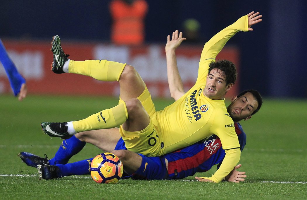 Útočník Villarrealu Pato v souboji zalehl barcelonského středopolaře Busquetse