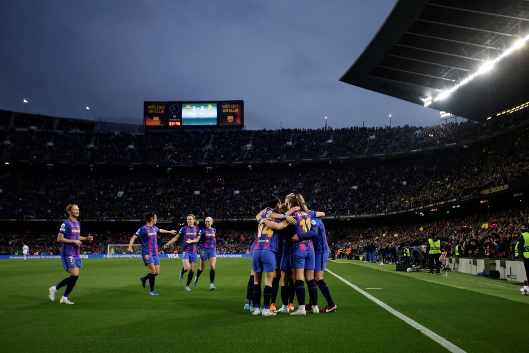 V ženské fotbalové Lize mistryň došlo na souboj mezi Barcelonou a Realem, který na Camp Nou sledovala rekordní návštěva 91 553 diváků 