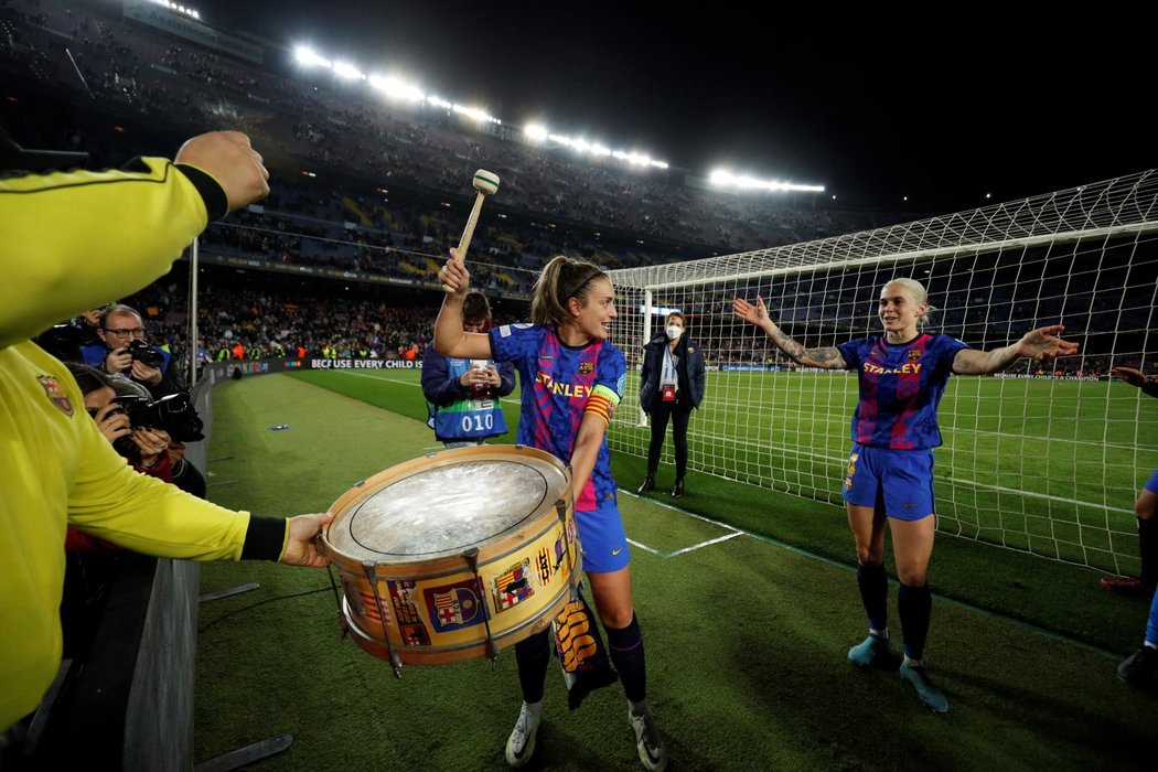 Oslavy fotbalistek Barcelony před vyprodaným Camp Nou, kde porazily hráčky Realu Madrid