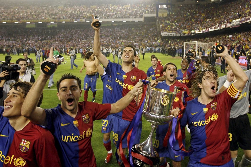 Fotbalisté Barcelony oslavují zisk Španělského poháru.