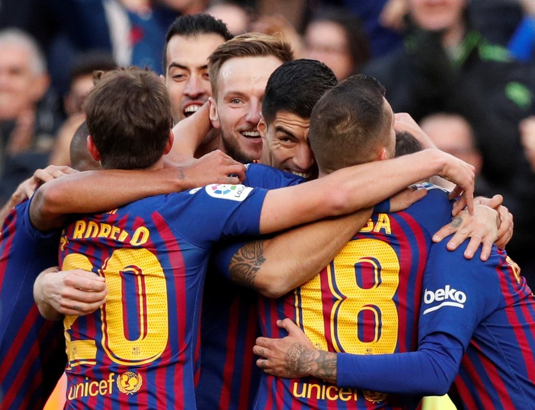 Radost fotbalistů Barcelony po gólu Suáreze proti Realu Madrid
