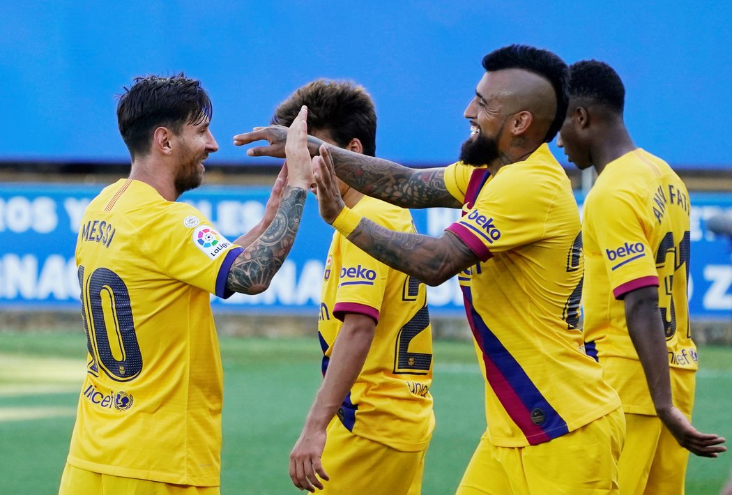 Gólová radost hráčů Barcelony