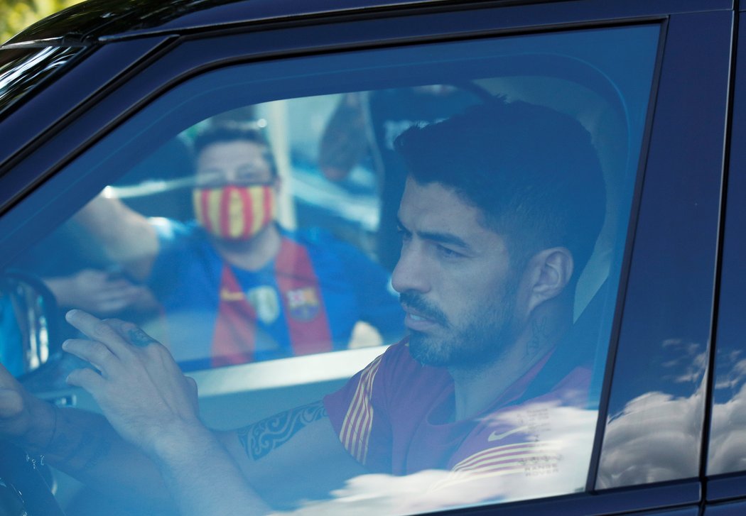 Luis Suárez přijíždí na trénink Barcelony